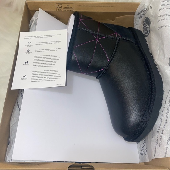 UGG Classic boots kids size 3 New In Box - Picture 13 of 14